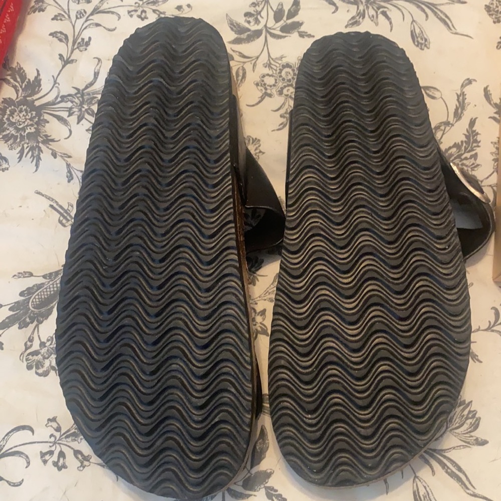 Sandles - Picture 2 of 4